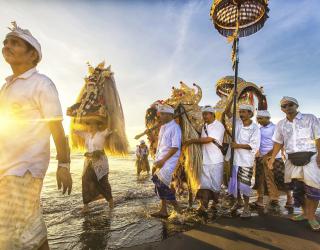 Melasti Gianyar Bali./ Sumber Foto: Wikipedia, karya Gede Putu Agus Sunantara. 