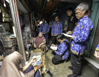 Pemerintah Kota Surabaya sedang memastikan kelancaran persiapan menyambut bulan suci Ramadan dan Lebaran 2025 dengan melakukan inspeksi mendadak harga pangan di beberapa pasar di Surabaya.