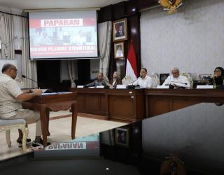 Wali Kota Surabaya, Eri Cahyadi, mendengarkan pemaparan visi-misi Kadishub Surabaya, Tundjung Iswandaru, tentang rencana Surabaya bebas parkir liar pada tahun 2025, di ruang sidang wali kota pada tanggal 7 Maret 2025.