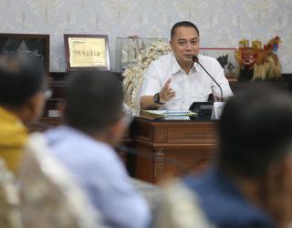 Wali Kota Surabaya Eri Cahyadi, mengultimatum para camat di Surabaya dalam rapat kerja di Balai kota Surabaya, Jumat (14/3/2025).