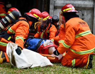 Emergency Response Team PT Semen Padang melakukan simulasi pertolongan pertama pada korban kecelakaan kerja dalam rangkaian SHE Challenge Bulan K3 Nasional 2025 SIG pada Februari 2025 lalu.