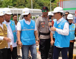 Menteri ESDM Bahlil Lahadalia (kiri) saat mendengarkan penjelasan Direktur Operasi Pembangkit Batubara PLN Nusantara Power Rachmanoe Indarto (kanan) didampingi Direktur Manajemen Pembangkit PT PLN Adi Lumakso (tiga dari kiri). Dalam menghadirkan nyala lis