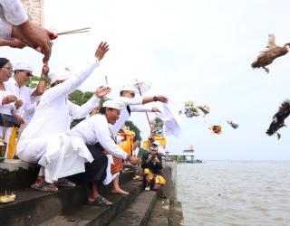 Proses Larung Sesaji, Sucikan Hati, dan Bersihkan Diri. Suasana khidmat meresapi udara minggu pagi (23/3/2025) di Pantai Kodiklatal, Morokrembangan, Surabaya, saat umat Hindu menjalani ritual melasti dengan penuh kesungguhan. Larung sesaji ke laut mencerm