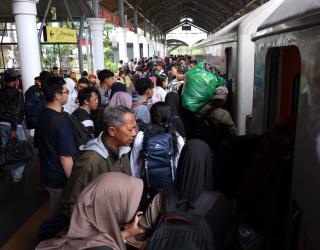  Ribuan pemudik mulai memadati Stasiun Gubeng Baru, Surabaya. Sejak pagi hari, hiruk-pikuk terdengar ramai dari para penumpang yang siap berangkat menuju kampung halaman, diwarnai senyum dan pelukan hangat yang meresap di suasana pagi. PT Kereta Api Indon