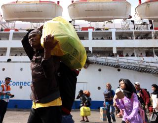 Pemandangan haru di Terminal Pelabuhan Tanjung Perak, Surabaya, saat ribuan pemudik tiba setelah menempuh perjalanan sehari semalam dengan KM Tidar. Wajah-wajah lelah dan penuh rindu menuju perjalanan pulang ke kampung halaman masing-masing. (Sumber Foto: