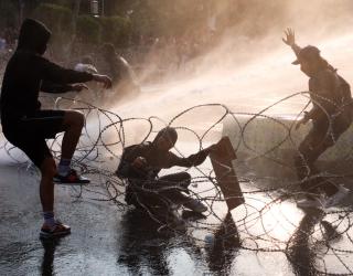 Aksi demo berlangsung hampir dua jam sebelum berujung dalam bentrokan antara massa dan aparat kepolisian. Gelombang protes yang membara memicu penggunaan water cannon oleh petugas. (Sumber Foto: Robertus Rizky)