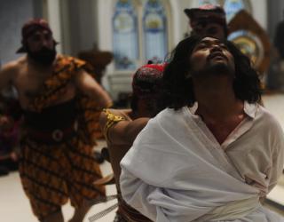 Inkulturasi Jalan Salib dengan Sentuhan Budaya Jawa, di Gereja Santo Vincentius A Paulo, Surabaya, Jumat (18/04/2025). Tujuhpagi.com/Romadon.