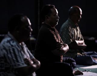 Di Sanggar Candi Busana, suasana temaram dan udara sejuk. Para penghayat kepercayaan Sapta Darma tengah larut dalam doa dan sujud. Tujuhpagi.com/Robertus Rizky.
