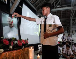 Siswa dan tenaga pengajar menunaikan doa dan tabur bunga untuk menghormati Paus Fransiskus. Foto/Robertus Rizky.