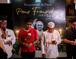 Perwakilan penghayat kepercayaan, Buddha, Katolik, Islam dan Kristen bergantian melafalkan doa untuk kepergian Paus Fransiskus di Gereja Hati Kudus Yesus Katedral Surabaya, Selasa (22/4/2025) malam. Foto/Robertus Rizky. 