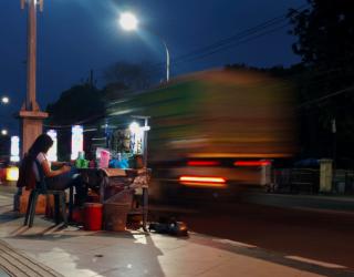 Suasana warung kopi malam di Pantura Tuban. (Foto:Yulian)