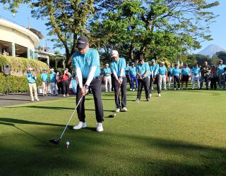 Ratusan alumni Unair dalam Turnamen Golf Piala Bergilir Rektor Unair 2025 di Taman Dayu Golf, Pasuruan, (Sabtu, 10 Mei 2025). (Foto: Istimewa)