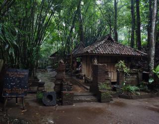 Tomboan Ngawonggo, tempat pulang di tengah hutan. (Foto: Julian)