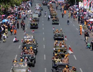 Semangat dan Kebanggaan: Parade Budaya Memperingati HJKS ke-732 di Surabaya. (Foto: Julian)