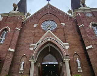 Arsitektur gereja ini mengusung gaya Neo Gothic. Dirancang oleh arsitek W Westmaas pada tahun 1899, gereja ini memiliki ciri khas bangunan ramping dan menjulang. Pilar-pilar kayu galam dari Kalimantan dipasang pertama kali pada 18 April 1899, meletakkan d