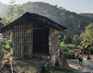 Lusiana Parni memikul buah tangan untuk anaknya yang pergi merantau di tanah orang. (foto:Robertus Rizky)