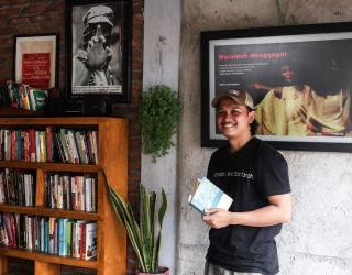 Darius Tris Sutrisno, Pemilik Warkop Samiroto, berdiri di depan perpustakaan kecil di warkopnya. (Foto : Robertus Risky)