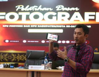Robertus Riski, fotografer Tujuhpagi.com sedang menjelaskan teknik dasar fotografi dalam pelatihan yang diadakan oleh KPU Jawa Timur. Acara ini bertujuan untuk meningkatkan kemampuan dokumentasi visual para penyelenggara pemilu di era digital. (Sumber Fot