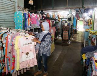 Kelas menengah berjuang di tengah tantangan ekonomi. Daya beli menurun, kreativitas bertahan. (Sumber Foto: Robertus Riski)