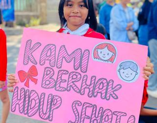 Bersama poster buatan tangan sendiri, anak-anak kampung ini menulis mimpi dan menyuarakan haknya. Dari sini, suara kecil mereka menggema ke seluruh negeri.