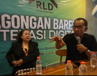 Dua narasumber, Dr. Zulaika dan Dr. Harliantara, berbagi pandangan tentang tantangan literasi digital di era media sosial dalam acara Jagongan Bareng di Surabaya.