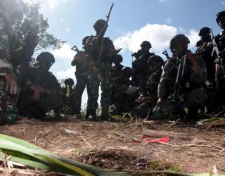 Prajurit Brigif 2 Marinir menerima pengarahan sebelum melaksanakan latihan tempur di Puslatpurmar 4 Purboyo, Malang Selatan.