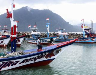 Deretan perahu slerek di Pantai Prigi. Berkat inovasi Romo Lugano, cara tangkap ikan tradisional berubah menjadi lebih modern dan produktif. (Sumber Foto: Robertus Risky)