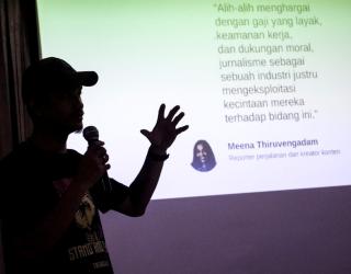 Miftah Faridl, Anggota AJI Indonesia saat menyampaikan materi dalam Pelatihan Paralegal Jurnalis di Trawas, Jawa Timur. (Foto: Robertus Riski)
