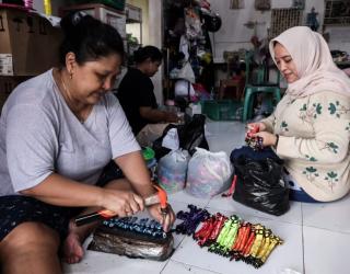 Perempuan yang Menjahit Cahaya: Kisah Dini Arianti, Penjahit Baju Anabul dari Surabaya