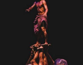 Lantunan Kesunyian: Menemukan Diri di Tengah Riuh Panggung