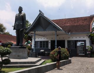 Bukan sekadar bangunan peninggalan masa lalu, tetapi saksi diam perjalanan seorang bocah bernama Koesno Sosrodihardjo, yang kelak dikenal dunia sebagai Ir. Soekarno. (Foto: Robertus Riski)