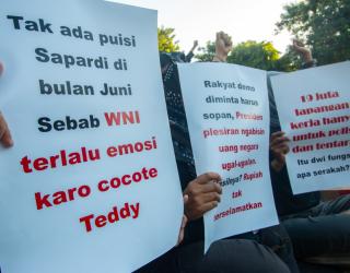 thumbnail Tuntut Stabilkan Harga, Warga Surabaya Padati Taman Apsari
