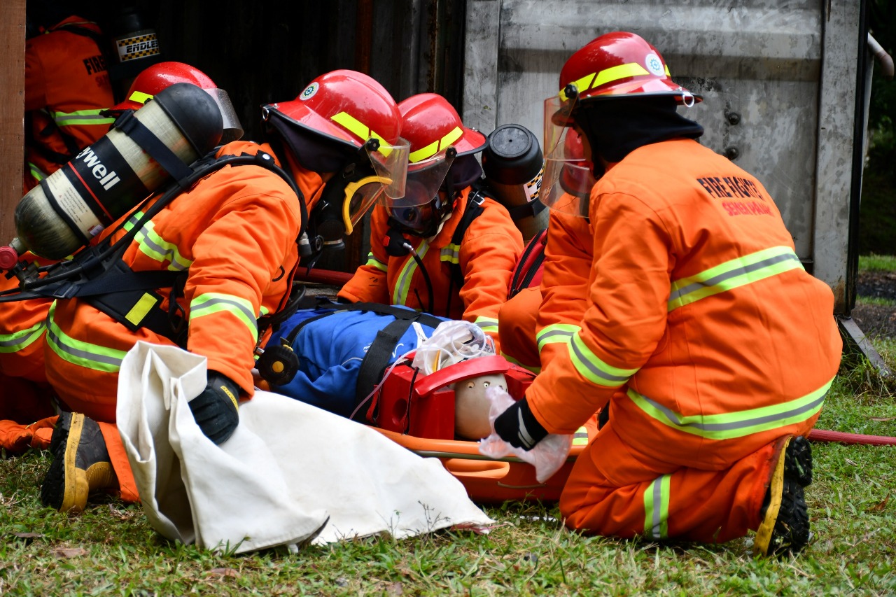 Emergency Response Team PT Semen Padang melakukan simulasi pertolongan pertama pada korban kecelakaan kerja dalam rangkaian SHE Challenge Bulan K3 Nasional 2025 SIG pada Februari 2025 lalu.