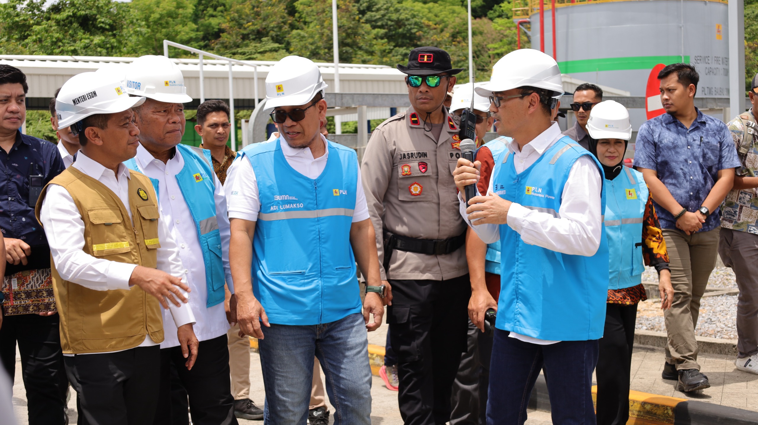 Menteri ESDM Bahlil Lahadalia (kiri) saat mendengarkan penjelasan Direktur Operasi Pembangkit Batubara PLN Nusantara Power Rachmanoe Indarto (kanan) didampingi Direktur Manajemen Pembangkit PT PLN Adi Lumakso (tiga dari kiri). Dalam menghadirkan nyala lis