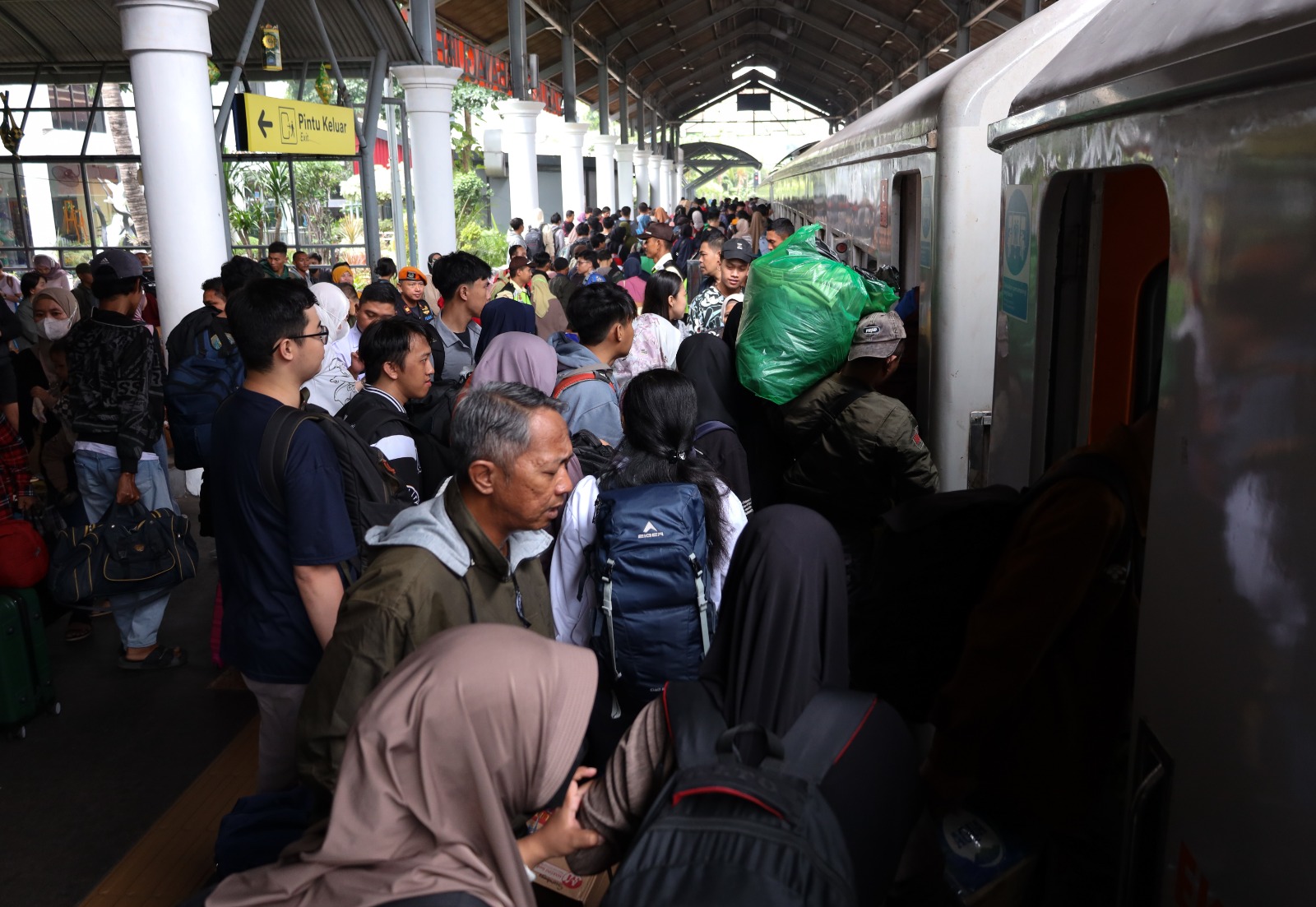  Ribuan pemudik mulai memadati Stasiun Gubeng Baru, Surabaya. Sejak pagi hari, hiruk-pikuk terdengar ramai dari para penumpang yang siap berangkat menuju kampung halaman, diwarnai senyum dan pelukan hangat yang meresap di suasana pagi. PT Kereta Api Indon
