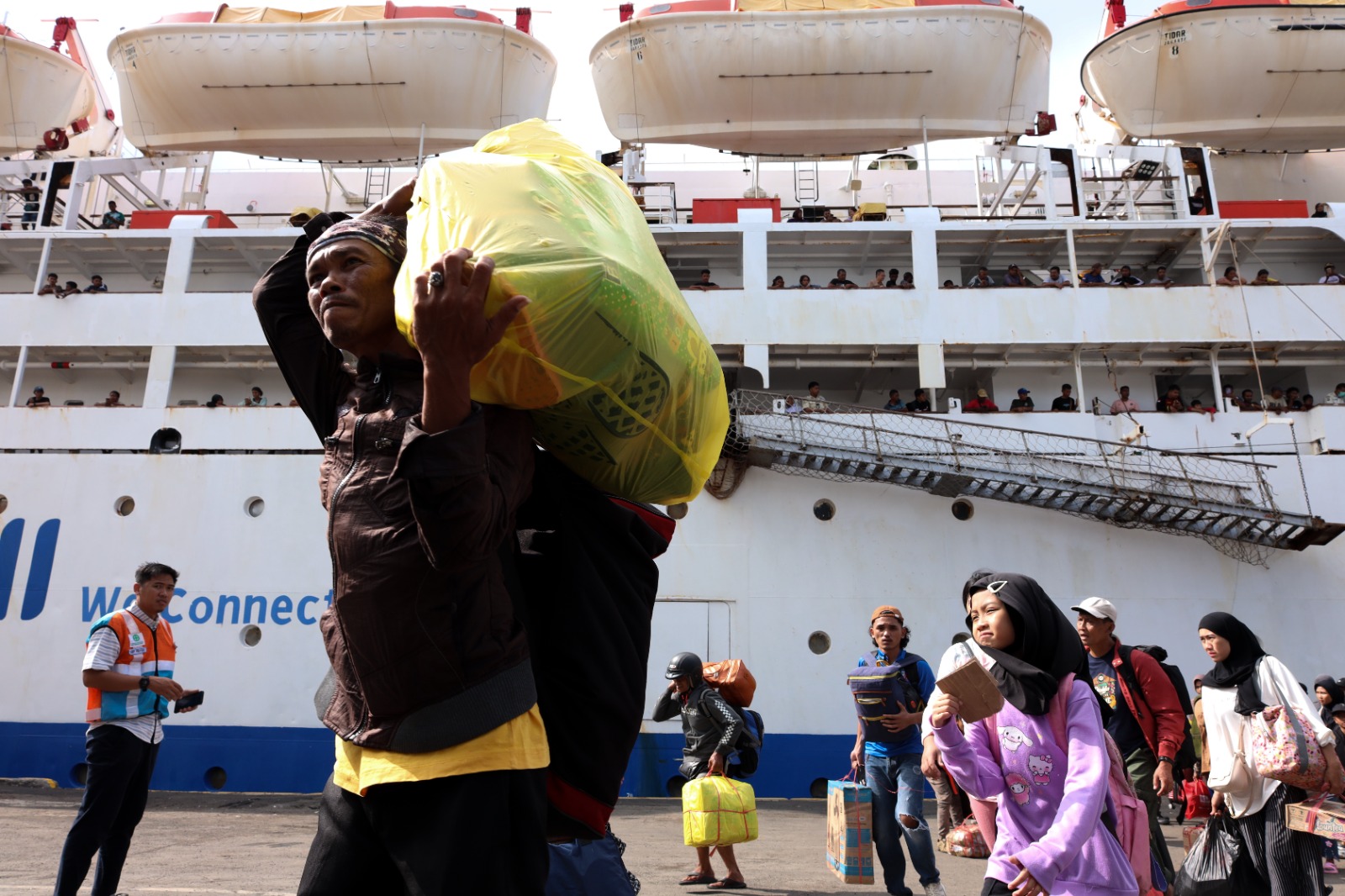 Pemandangan haru di Terminal Pelabuhan Tanjung Perak, Surabaya, saat ribuan pemudik tiba setelah menempuh perjalanan sehari semalam dengan KM Tidar. Wajah-wajah lelah dan penuh rindu menuju perjalanan pulang ke kampung halaman masing-masing. (Sumber Foto: