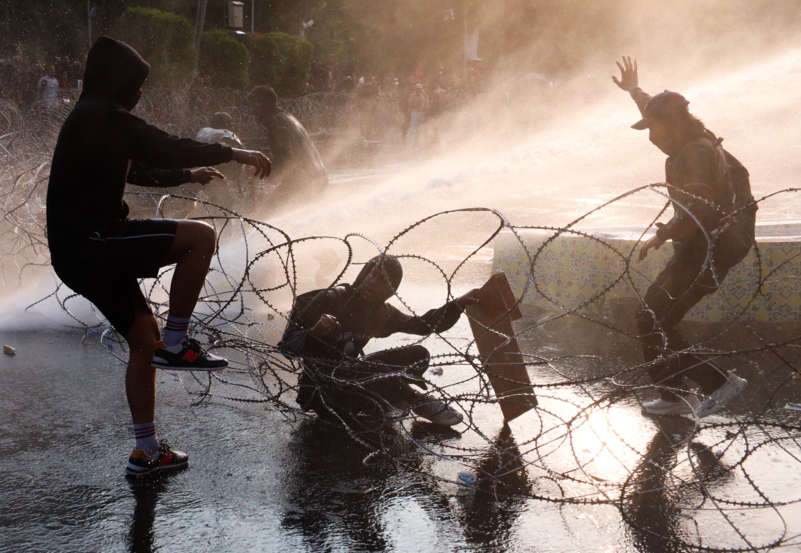 Aksi demo berlangsung hampir dua jam sebelum berujung dalam bentrokan antara massa dan aparat kepolisian. Gelombang protes yang membara memicu penggunaan water cannon oleh petugas. (Sumber Foto: Robertus Rizky)