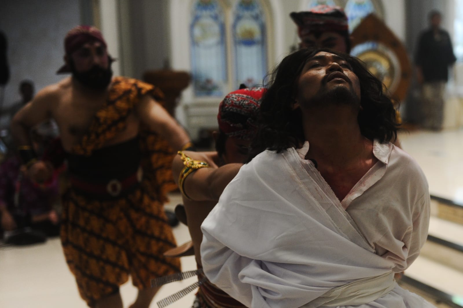 Inkulturasi Jalan Salib dengan Sentuhan Budaya Jawa, di Gereja Santo Vincentius A Paulo, Surabaya, Jumat (18/04/2025). Tujuhpagi.com/Romadon.