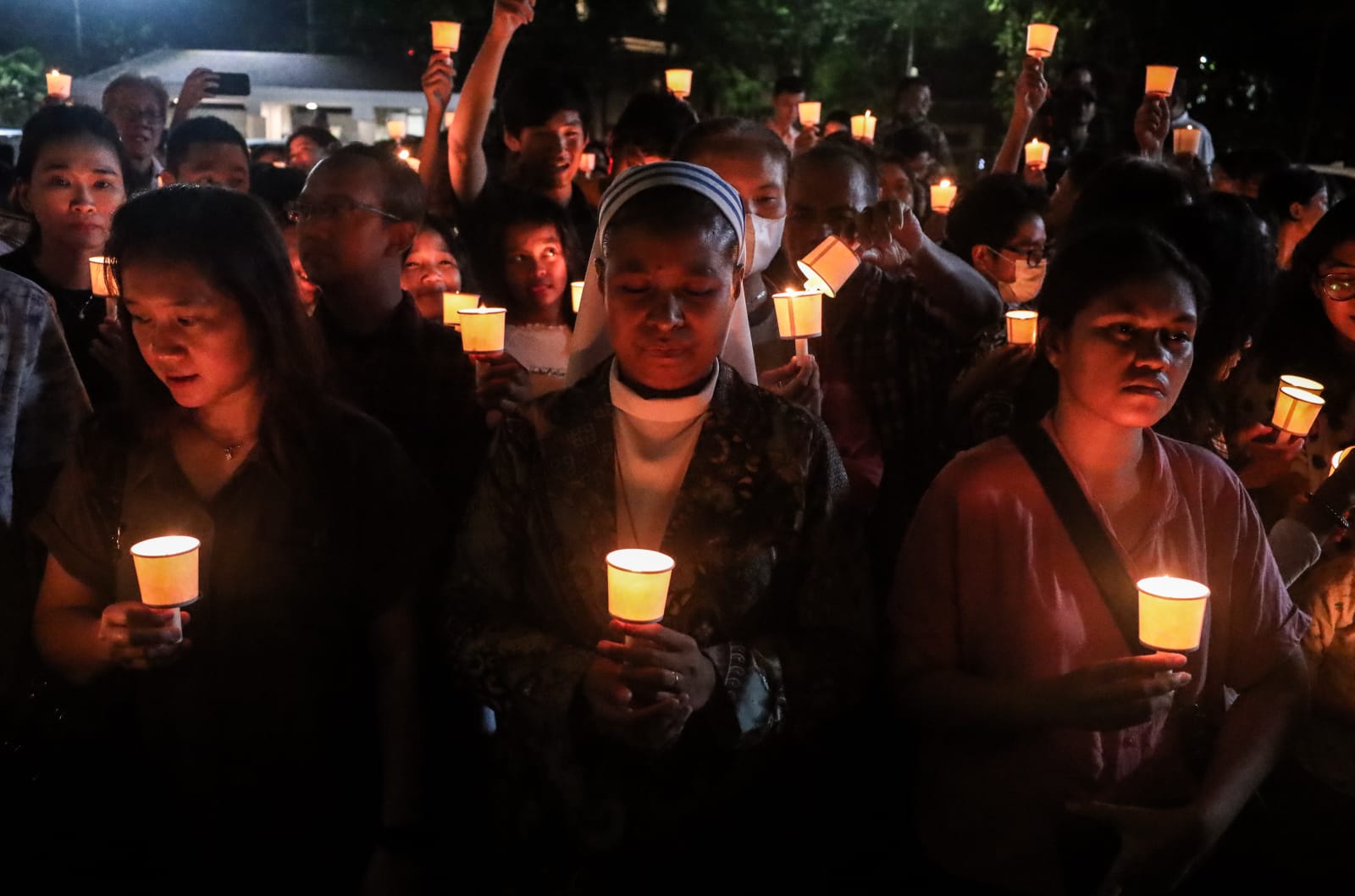 Umat menyalakan lilin di Katedral Surabaya dalam mengenang Paus Fransiskus. (Foto: Robertus Rizky).