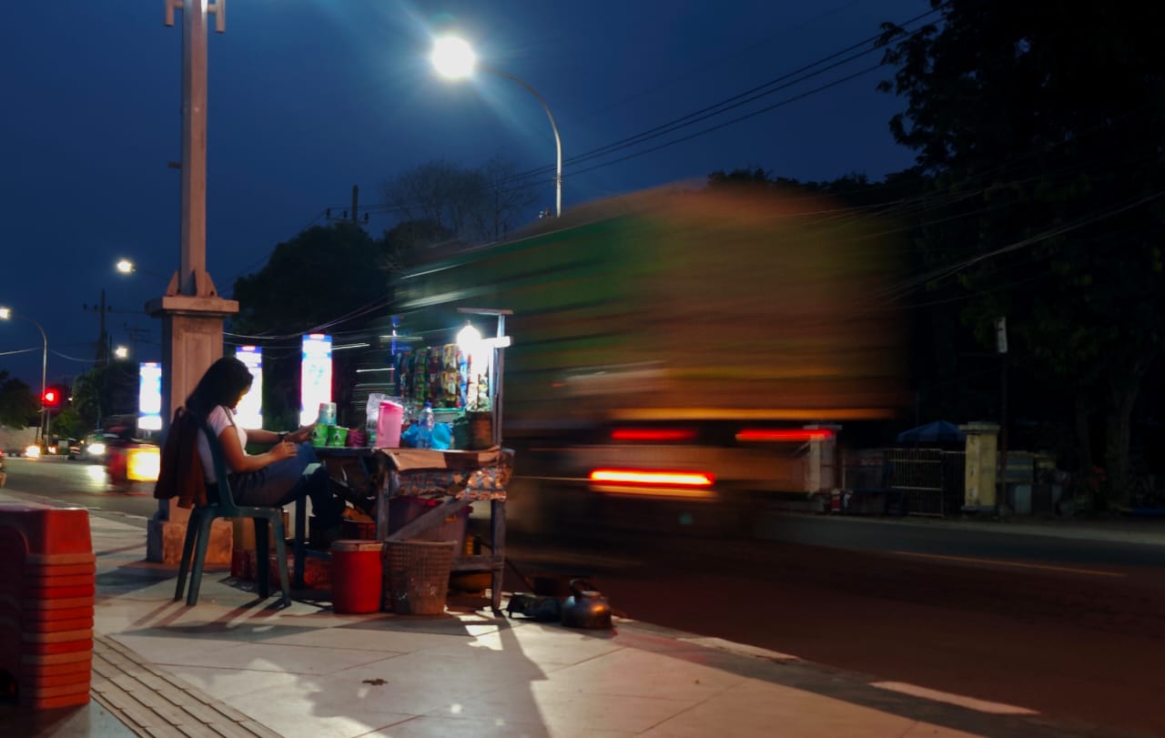 Suasana warung kopi malam di Pantura Tuban. (Foto:Yulian)