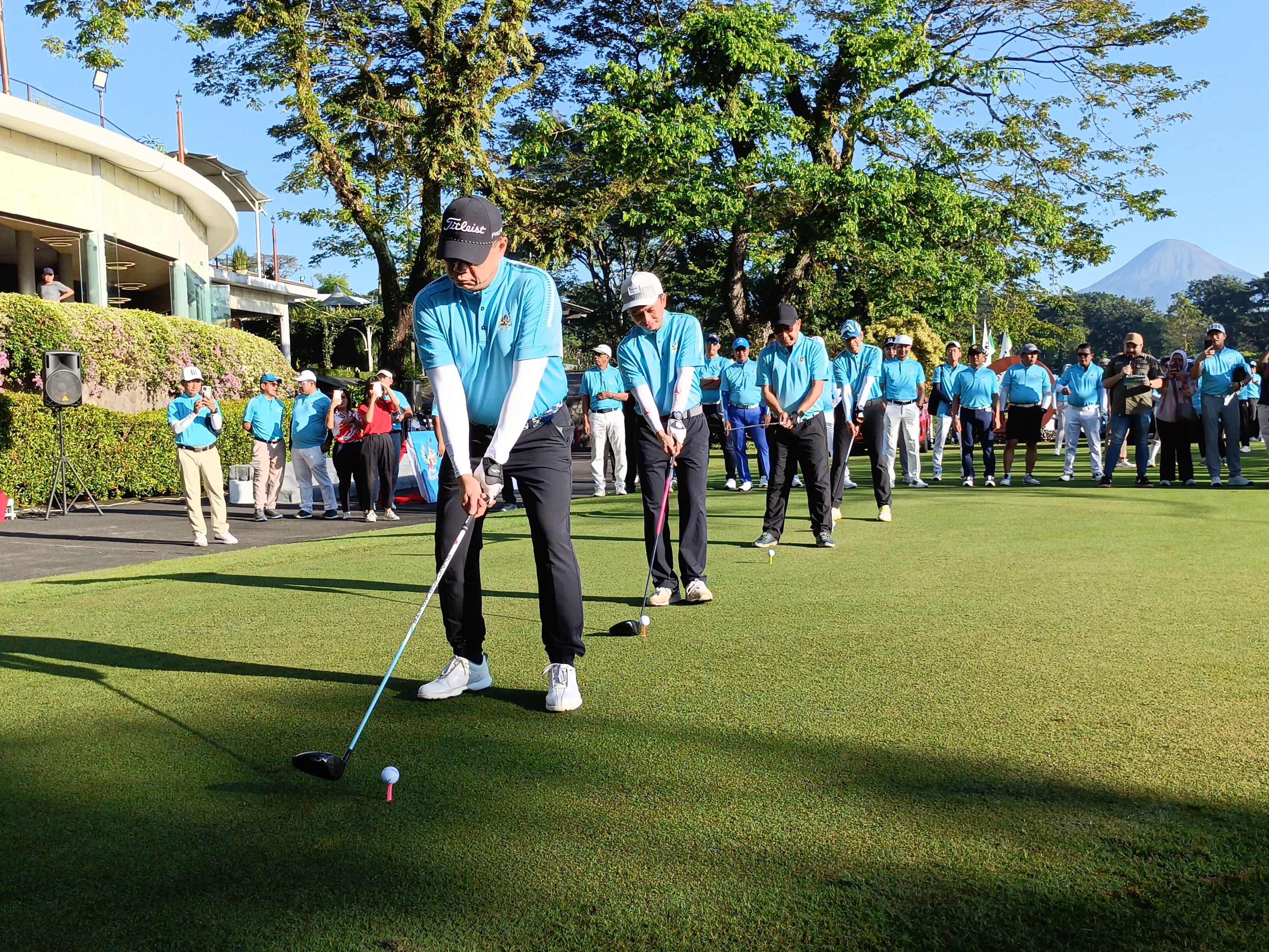 Ratusan alumni Unair dalam Turnamen Golf Piala Bergilir Rektor Unair 2025 di Taman Dayu Golf, Pasuruan, (Sabtu, 10 Mei 2025). (Foto: Istimewa)