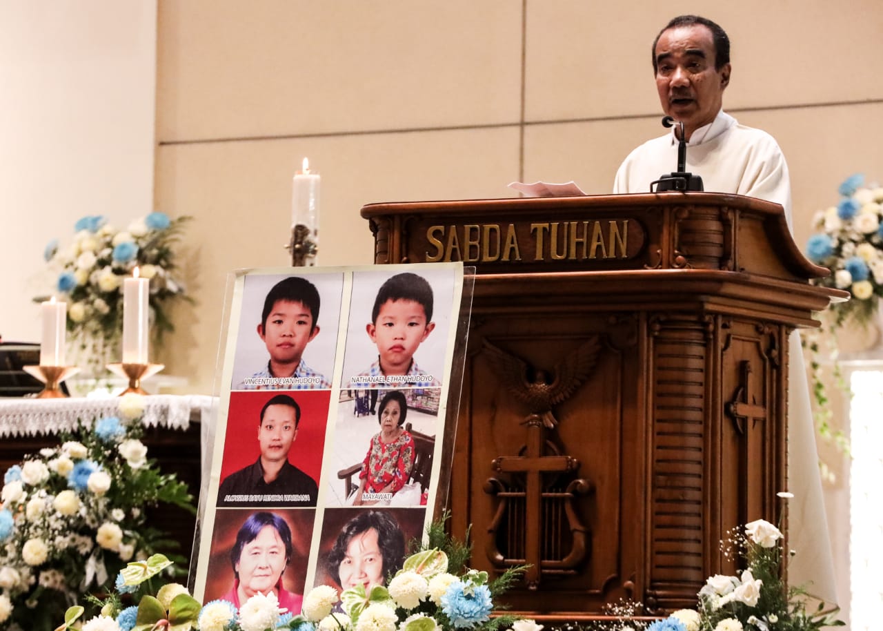 RD. Alexius Kurdo Irianto memimpin saat misa harian di Gereja Katolik Santa Maria Tak Bercela, Surabaya, membagikan pesan penuh inspirasi untuk menyucikan hati dan menguatkan iman umat, melawan dendam atas tragedi 13 Mei. (Foto:Robertus Rizky)