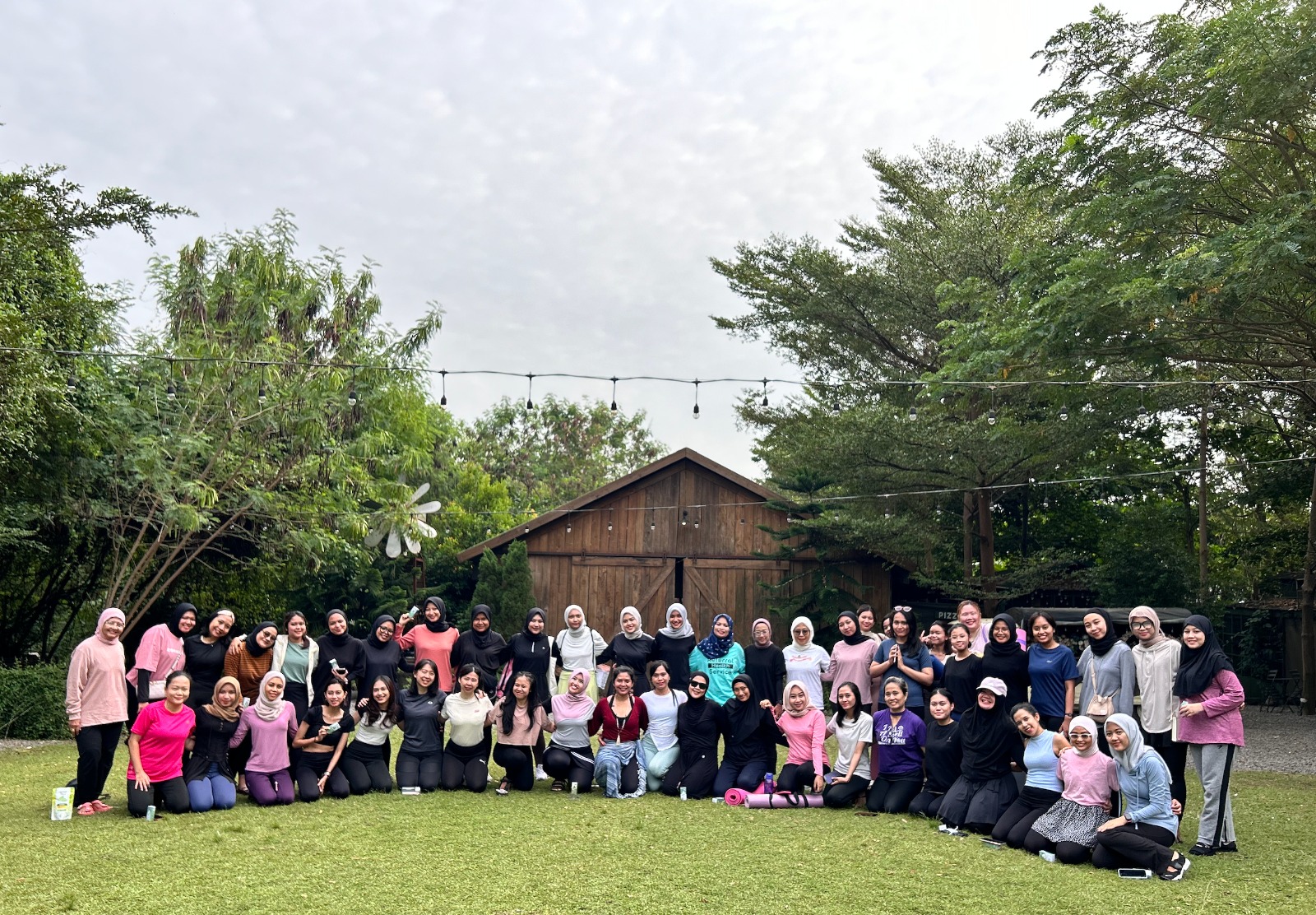 Gaya Hidup Konco Yoga: Menemukan Keseimbangan dan Koneksi Mendalam Melalui Yoga di Alam Terbuka Surabaya