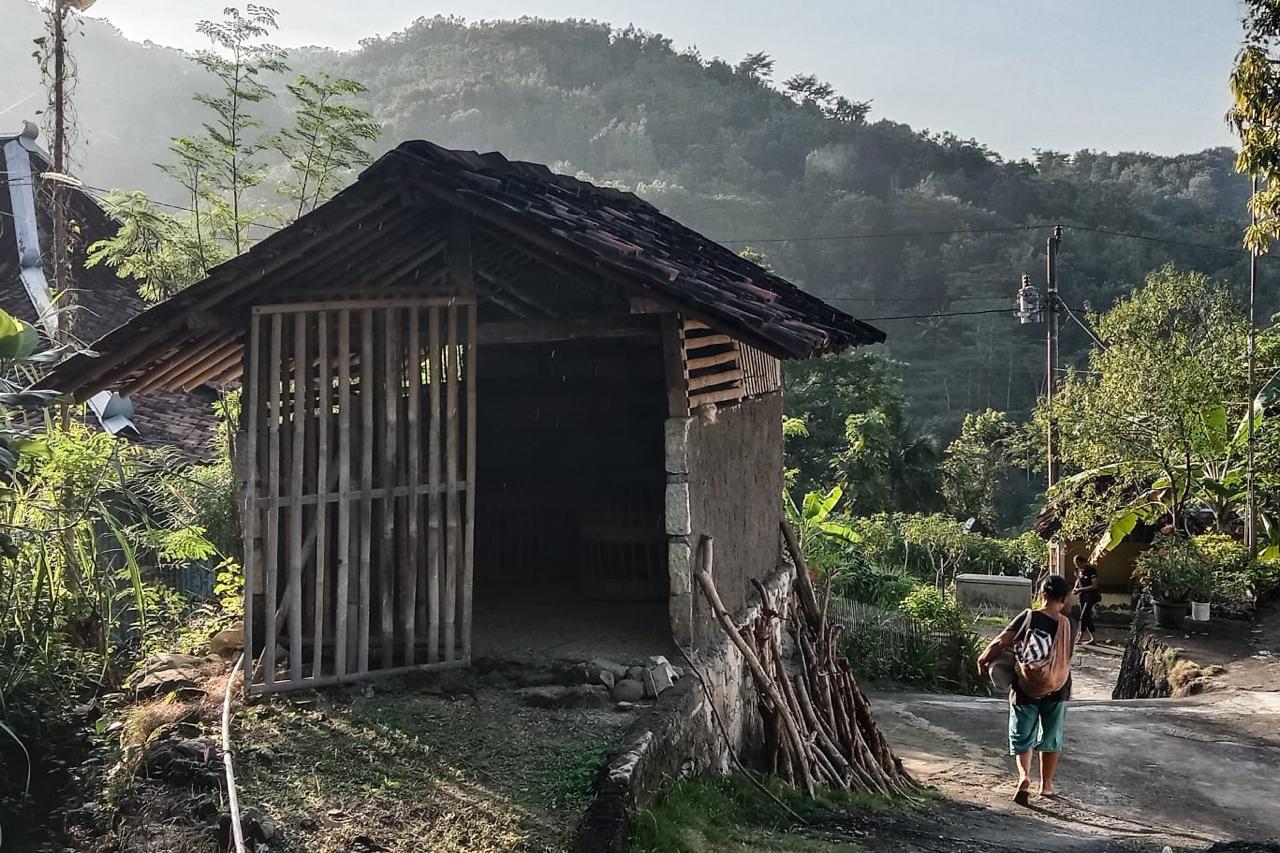 Lusiana Parni memikul buah tangan untuk anaknya yang pergi merantau di tanah orang. (foto:Robertus Rizky)