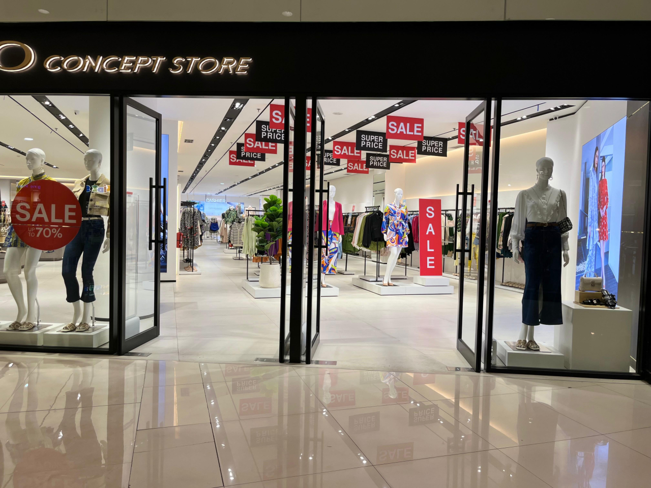 Salah satu tenant di mal tampak lengang tanpa pengunjung, mencerminkan lesunya transaksi. (Sumber Foto: Atap)