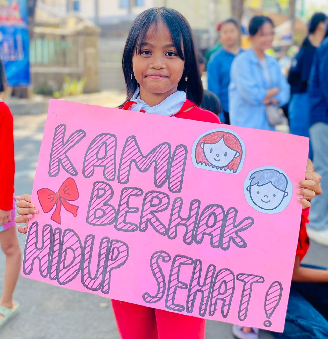 Bersama poster buatan tangan sendiri, anak-anak kampung ini menulis mimpi dan menyuarakan haknya. Dari sini, suara kecil mereka menggema ke seluruh negeri.
