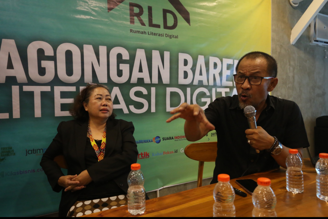 Dua narasumber, Dr. Zulaika dan Dr. Harliantara, berbagi pandangan tentang tantangan literasi digital di era media sosial dalam acara Jagongan Bareng di Surabaya.