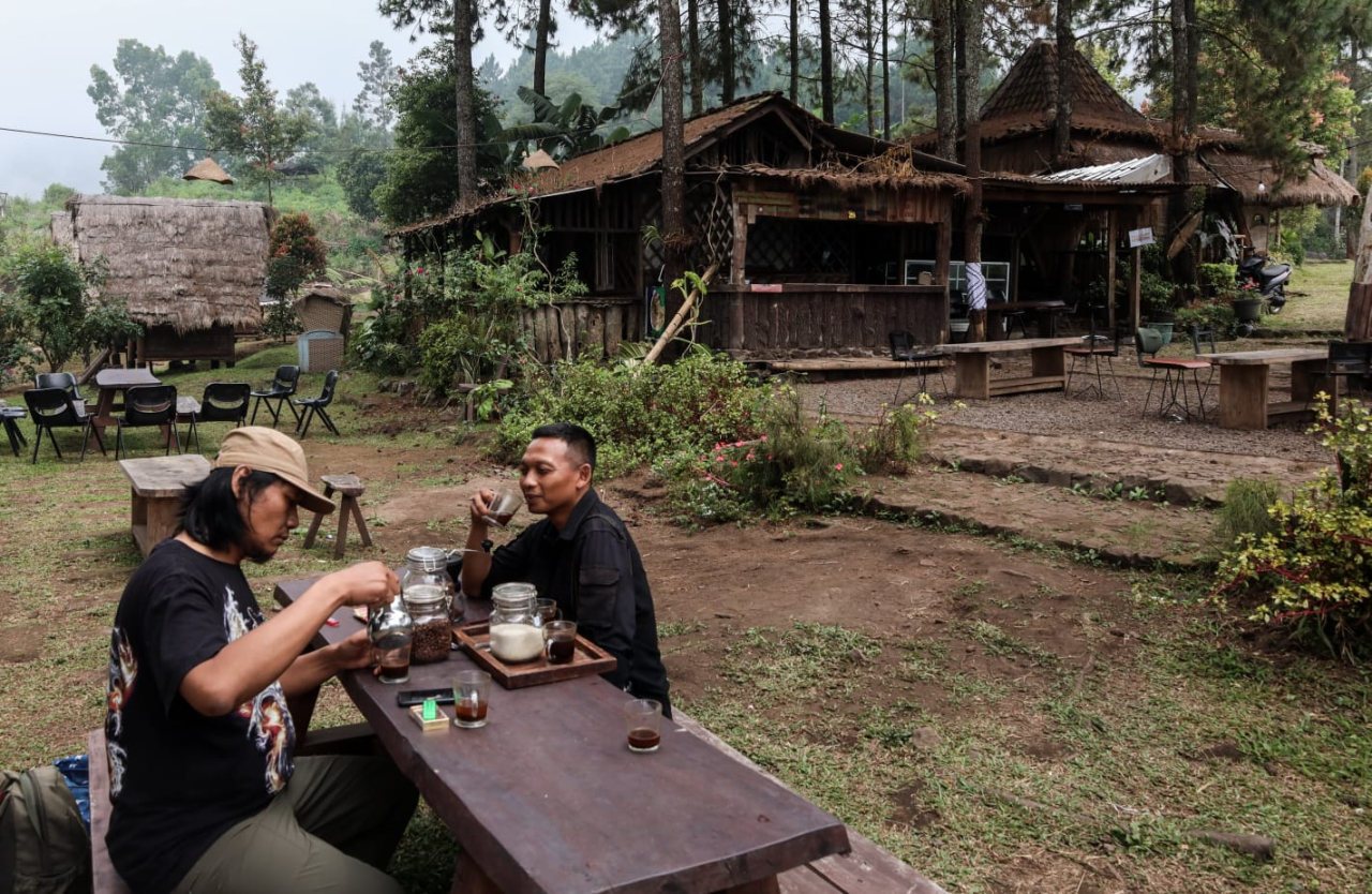 Pengunjung sedang menikmati kopi di Jendela Langit. (Sumber Foto: Robertus Riski)