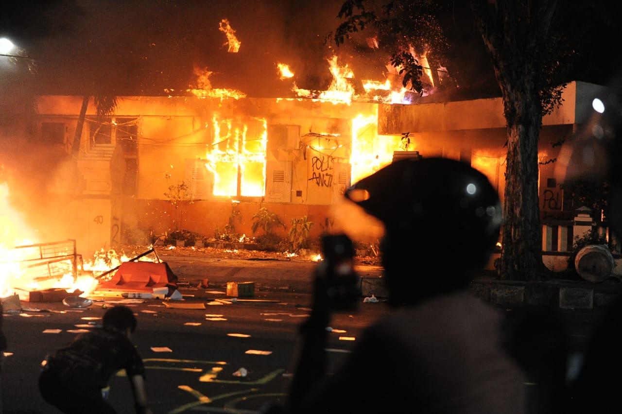 Kobaran api melahap Pos Polisi Tegal Sari, Surabaya, usai dirusak massa anarkis pada Sabtu malam (30/8/2025). (Sumber Foto : Julian)