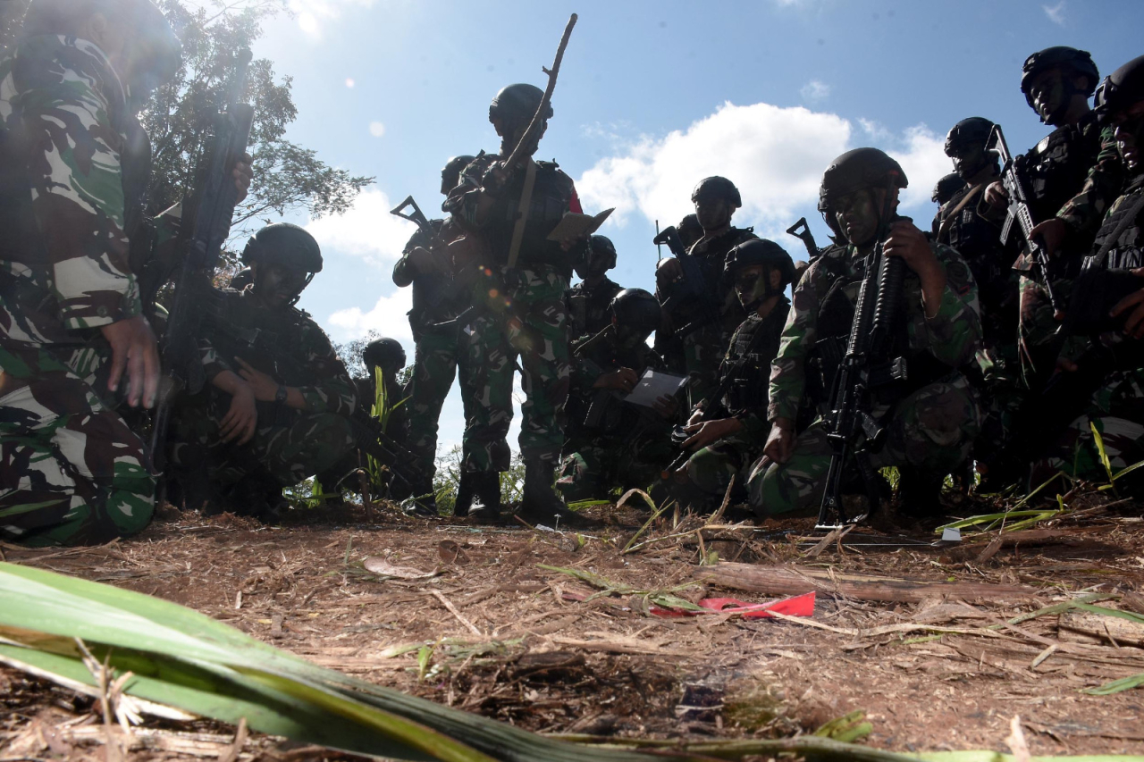 Prajurit Brigif 2 Marinir menerima pengarahan sebelum melaksanakan latihan tempur di Puslatpurmar 4 Purboyo, Malang Selatan.